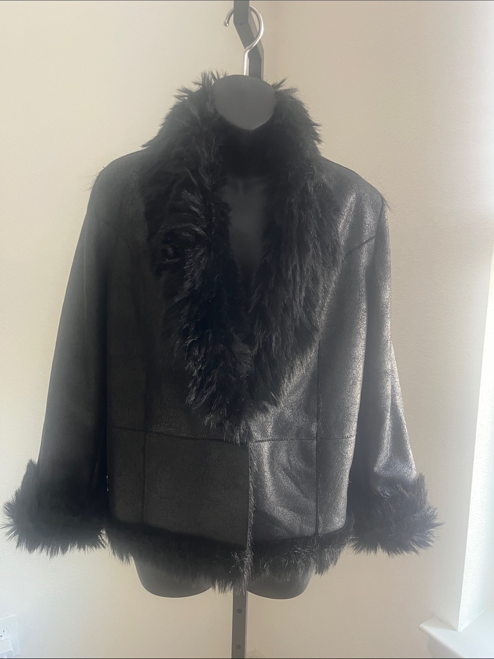 per una Black Faux Leather & Fur Jacket. Prey
